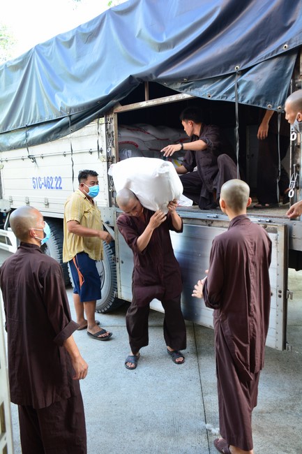 Continuing to support people in need in the Covid-19 pandemic of Hoang Phap Pagoda (series 2)